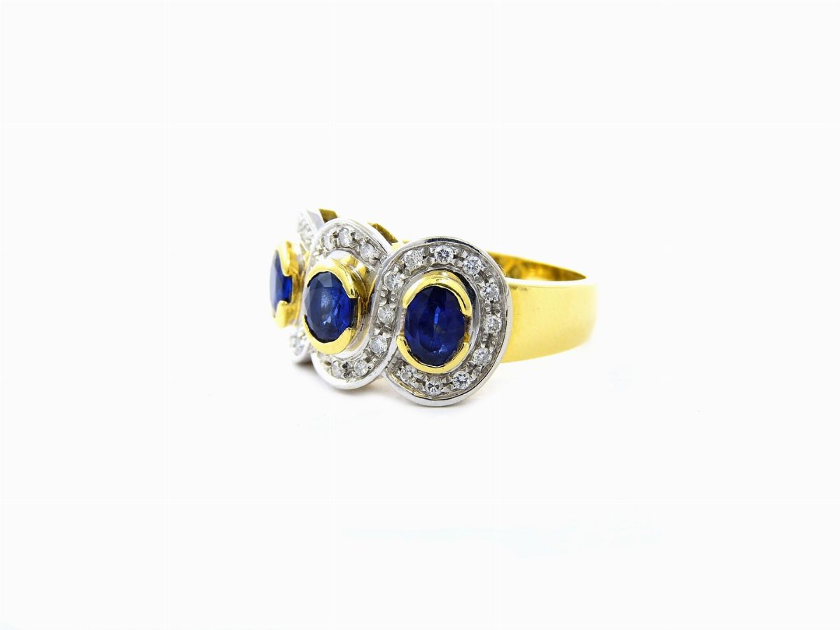 Anello in Oro Giallo e Bianco con Diamanti e Zaffiri