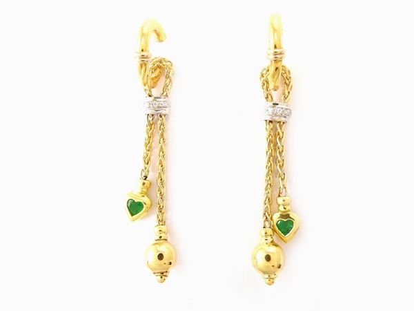 Orecchini pendenti in oro giallo, diamanti e smeraldi
