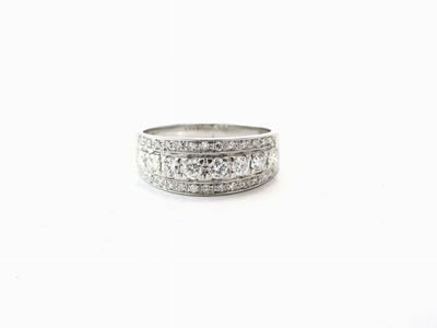 Anello a Fascia in Oro Bianco e Diamanti