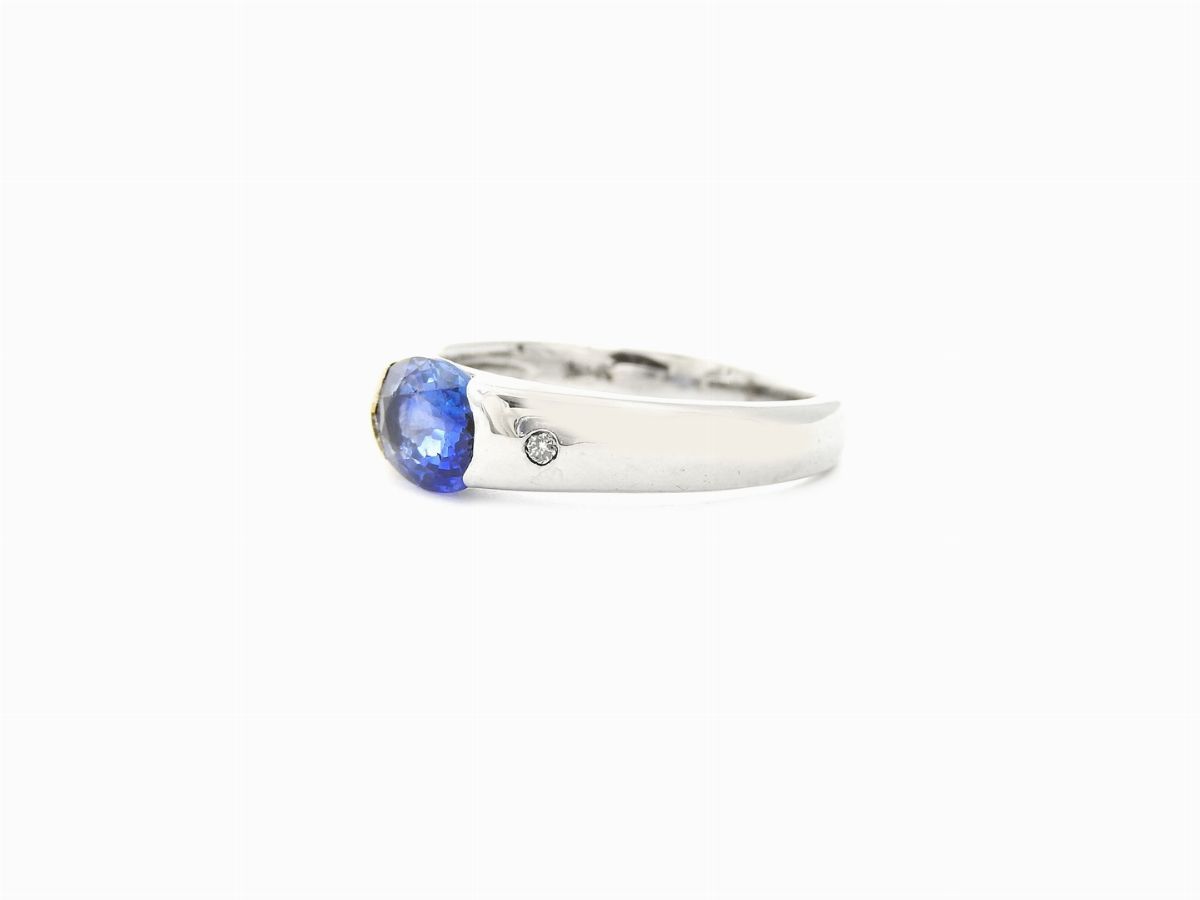 Anello in Oro Bianco con Diamanti e Zaffiro