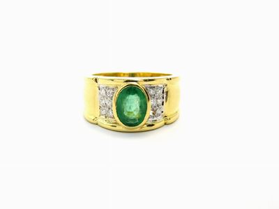 Anello a Fascia in Oro Giallo, Diamanti e Smeraldo