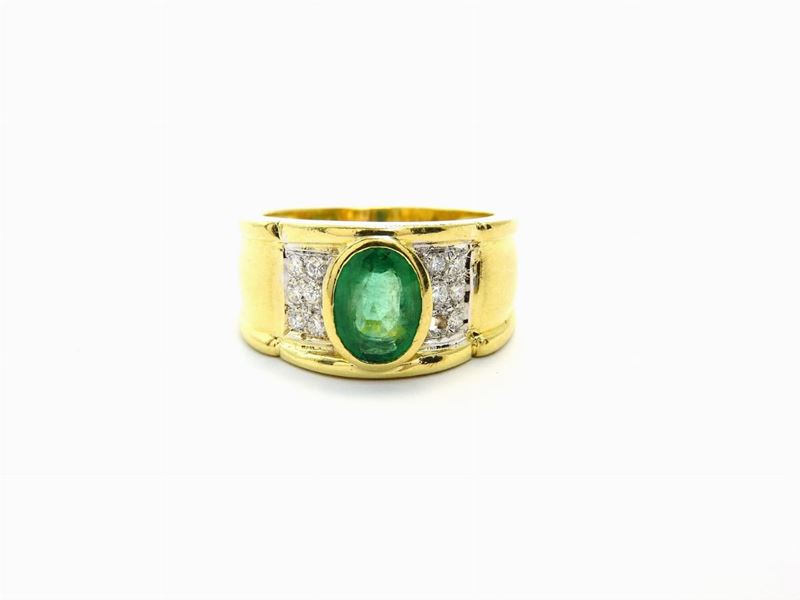 Anello a Fascia in Oro Giallo, Diamanti e Smeraldo