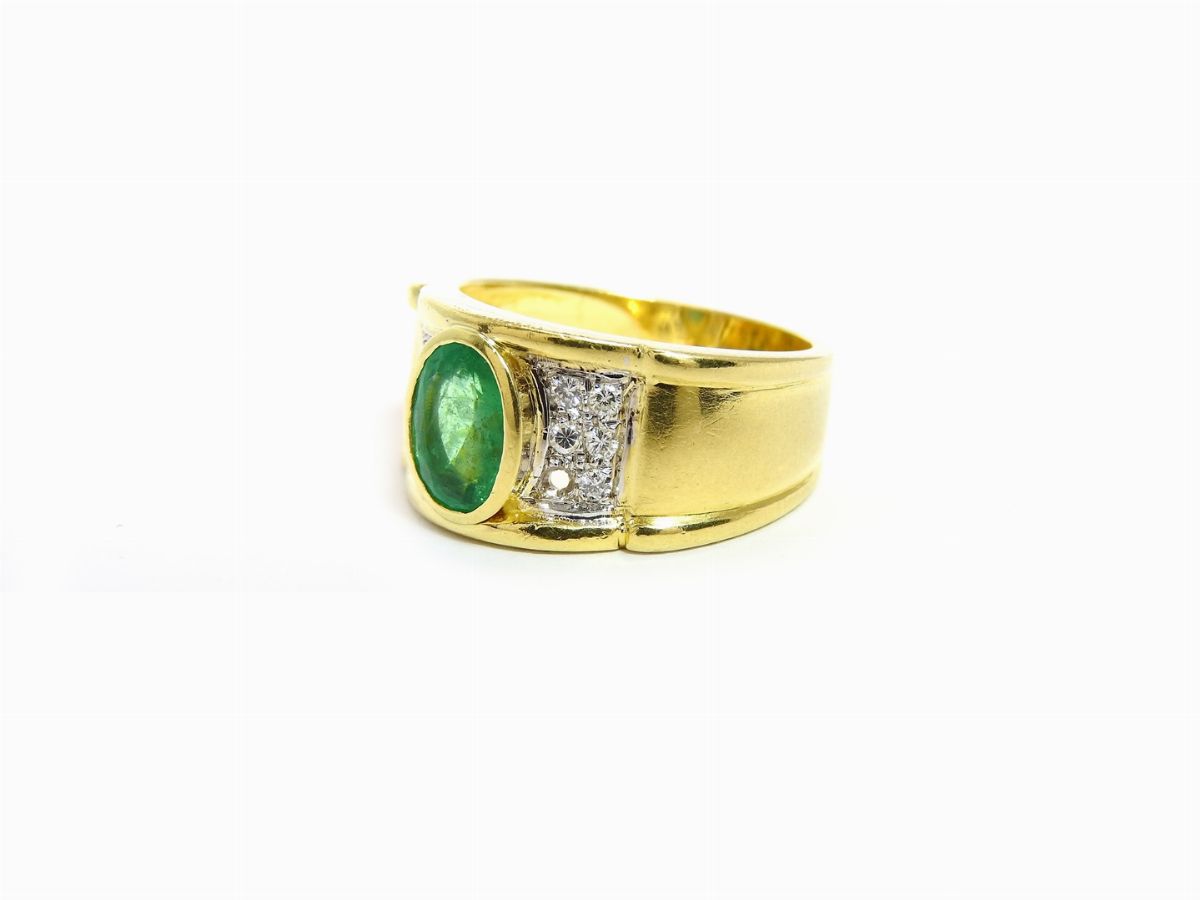 Anello a Fascia in Oro Giallo, Diamanti e Smeraldo