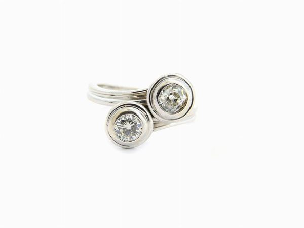White gold croisé ring with diamonds