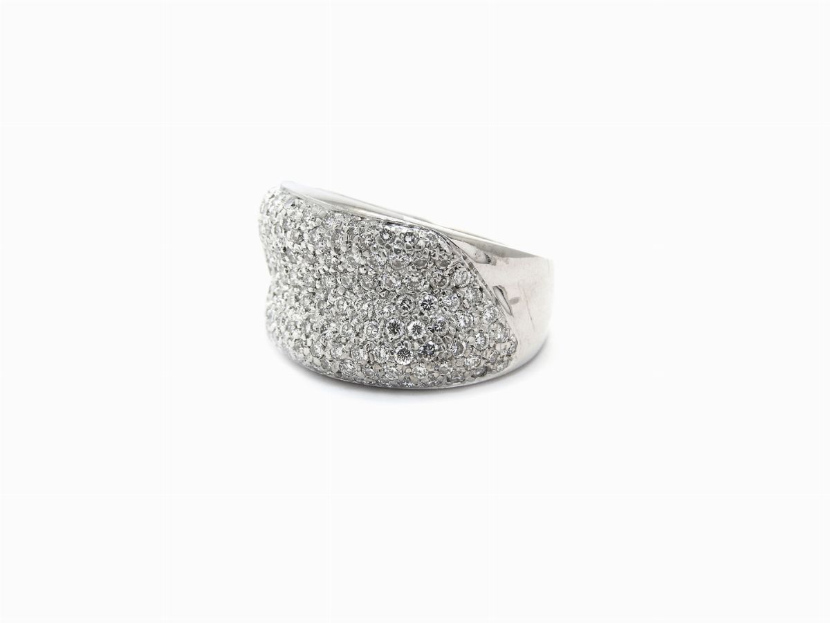 Anello a Fascia in Oro Bianco con Pavé di Diamanti