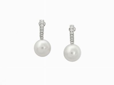 Orecchini in Oro Bianco con Diamanti e Perle Coltivate South Sea