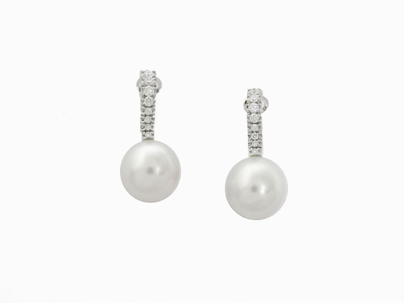 Orecchini in Oro Bianco con Diamanti e Perle Coltivate South Sea