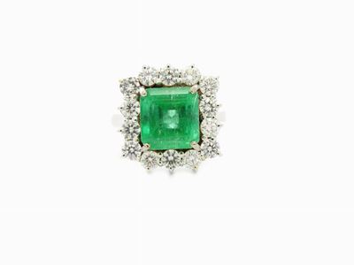 Anello a Margherita in Oro Bianco con Diamanti e Smeraldo