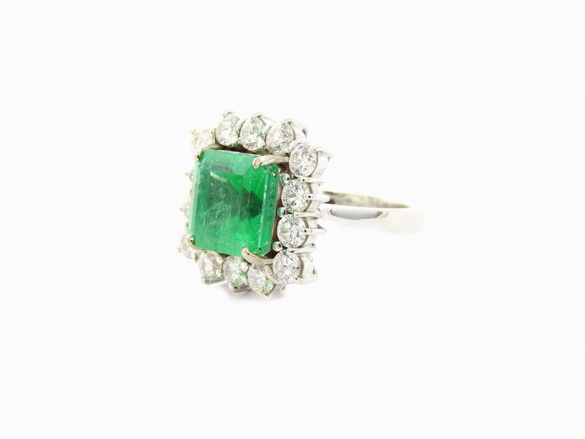 Anello a Margherita in Oro Bianco con Diamanti e Smeraldo