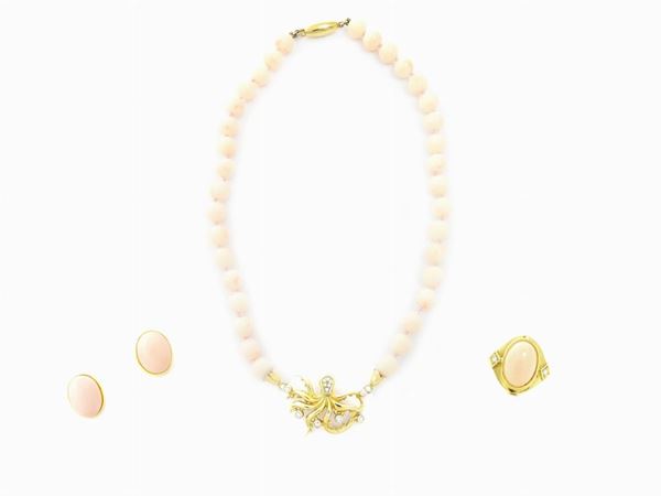 Parure in oro giallo, diamanti e corallo rosa composta da girocollo, orecchini e anello