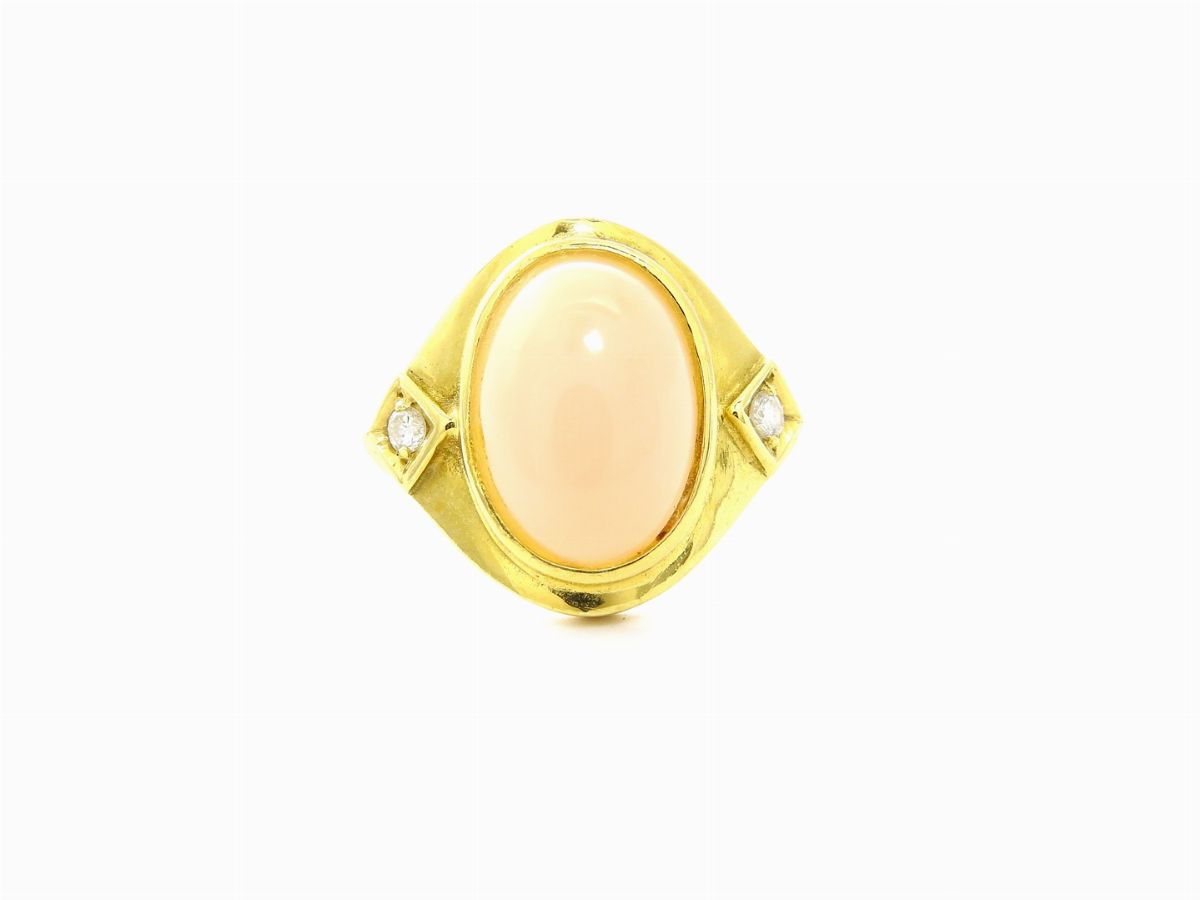 Parure in Oro Giallo, Diamanti e Corallo Rosa Composta da Girocollo, Orecchini e Anello