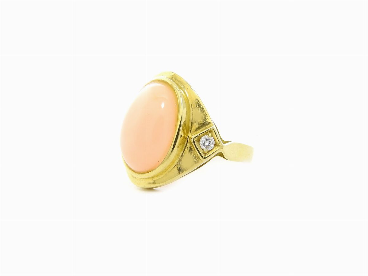 Parure in Oro Giallo, Diamanti e Corallo Rosa Composta da Girocollo, Orecchini e Anello
