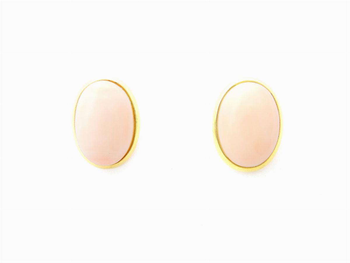 Parure in Oro Giallo, Diamanti e Corallo Rosa Composta da Girocollo, Orecchini e Anello