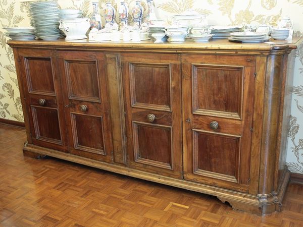 A walnut chest of drawers  - Auction House Sale: Furniture and Paintings from Villa Roseto  - Florence - II - II - Maison Bibelot - Casa d'Aste Firenze - Milano