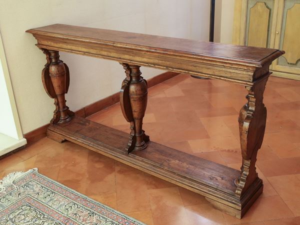 Coppia di frammenti di balaustra in noce e altri legni