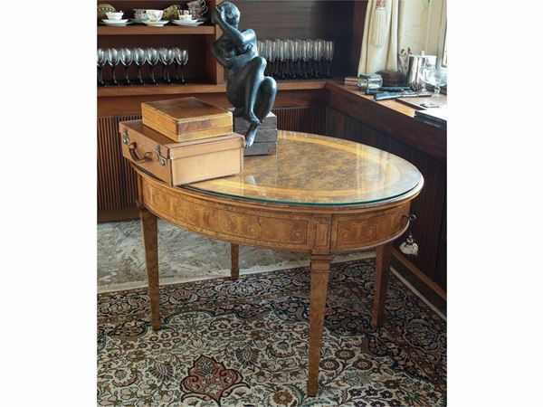A Burr and cherrywood table  (France, early 20th century)  - Auction Furniture, silverware,  old master paintings and curiosity - Maison Bibelot - Casa d'Aste Firenze - Milano