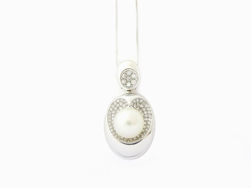 Pendente in Oro Bianco, Diamanti e Perla Coltivata South Sea