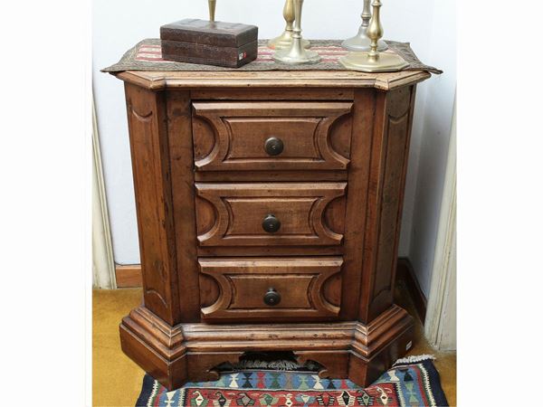 A walnut bedside table  - Auction Furniture, silverware,  old master paintings and curiosity - Maison Bibelot - Casa d'Aste Firenze - Milano