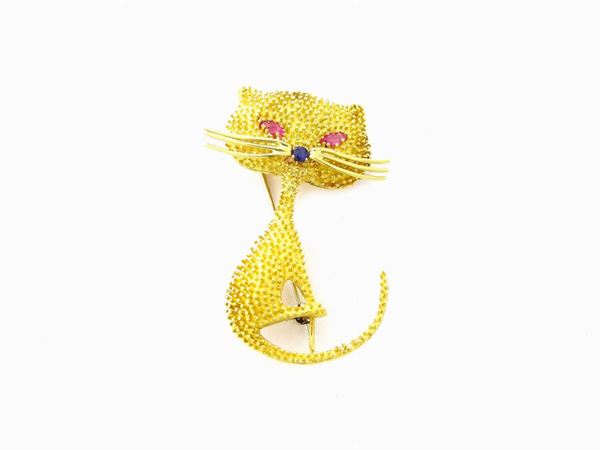 Yellow gold animalier-shaped brooch with rubies and sapphire
