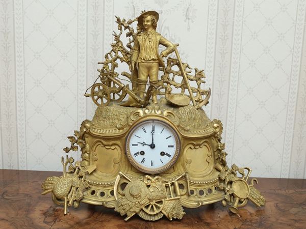 A gilded bronze table clock  (half of 19th century)  - Auction House Sale: Furniture and Paintings from Villa Roseto  - Florence - II - II - Maison Bibelot - Casa d'Aste Firenze - Milano