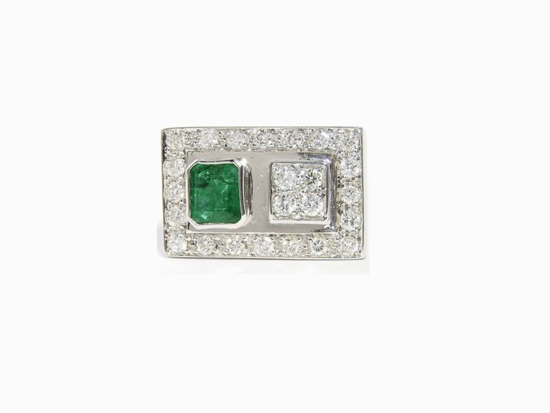 Anello a Piastra in Oro Bianco, Diamanti e Smeraldo