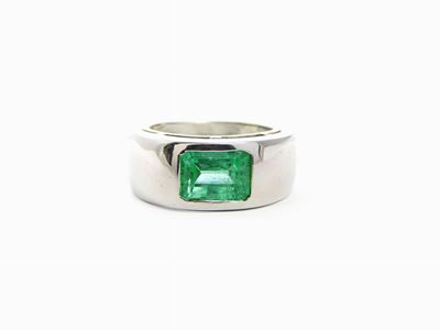 Anello a Fascia in Platino con Smeraldo