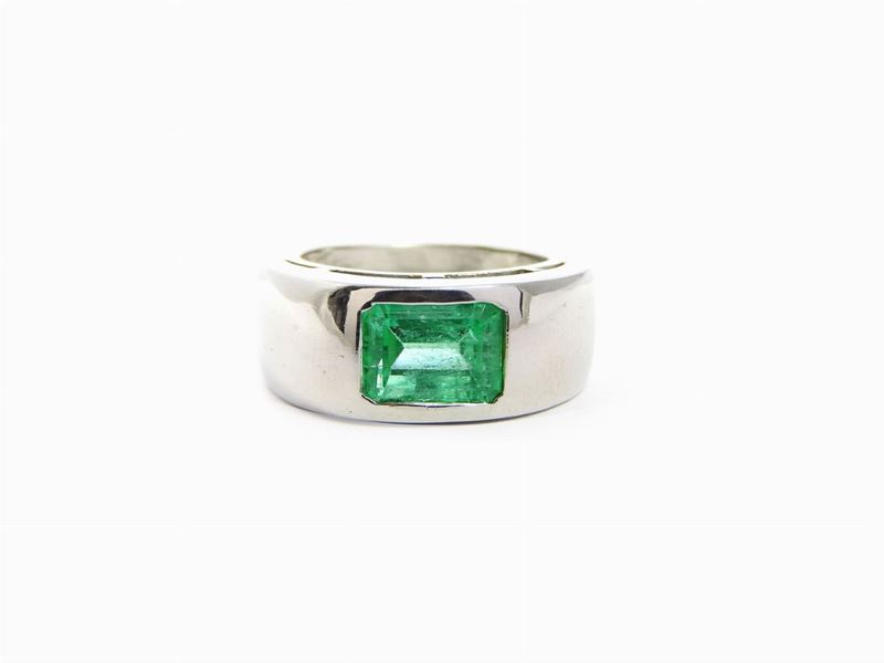 Anello a Fascia in Platino con Smeraldo