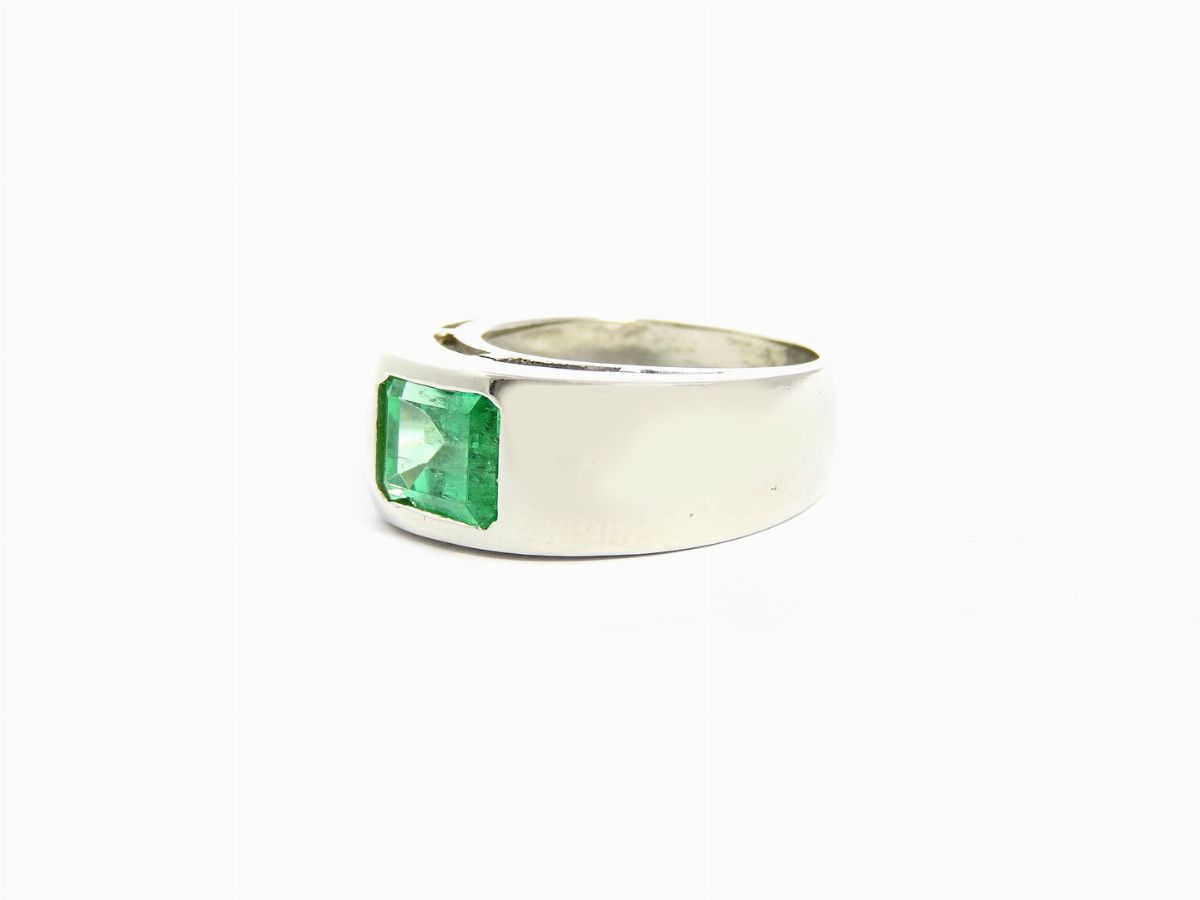 Anello a Fascia in Platino con Smeraldo