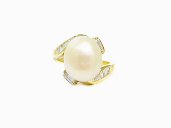 Yellow gold ring with diamonds and pearl