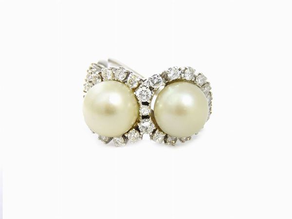 Anello oro bianco con diamanti e perle coltivate Akoya