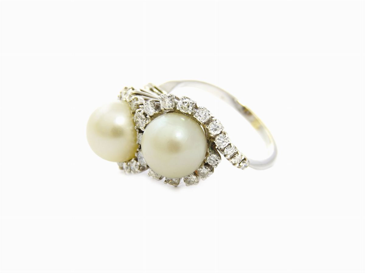 Anello Oro Bianco con Diamanti e Perle Coltivate Akoya