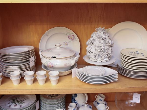 A lot of porcelain table items