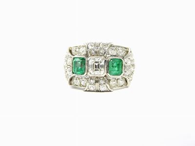 Anello a Fascia in Platino con Diamanti e Smeraldi