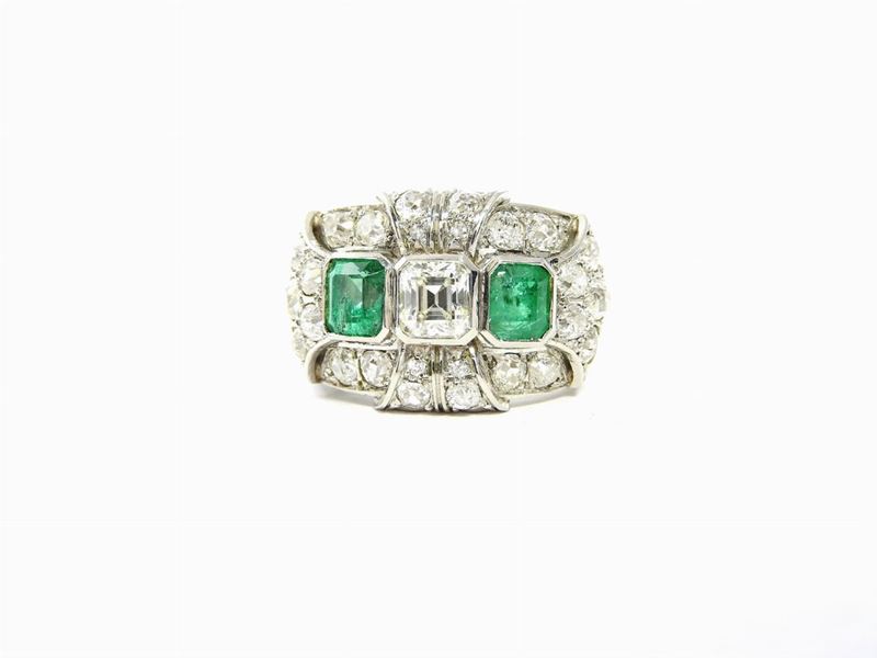 Anello a Fascia in Platino con Diamanti e Smeraldi