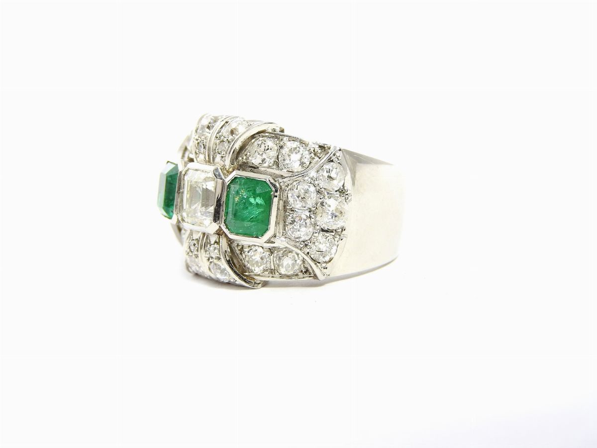 Anello a Fascia in Platino con Diamanti e Smeraldi