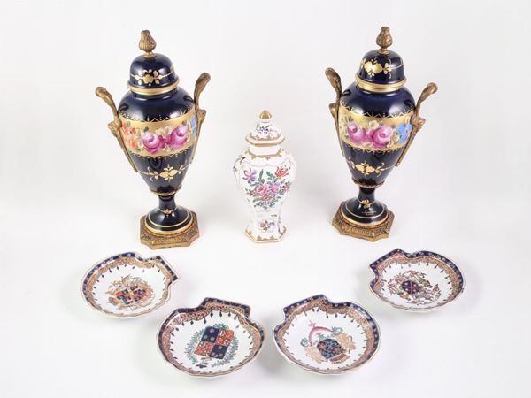A polychrome porcelain items lot
