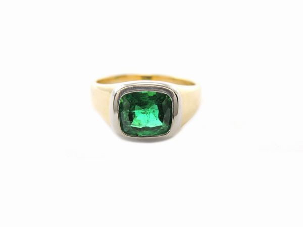 White and yellow gold band ring with emerald