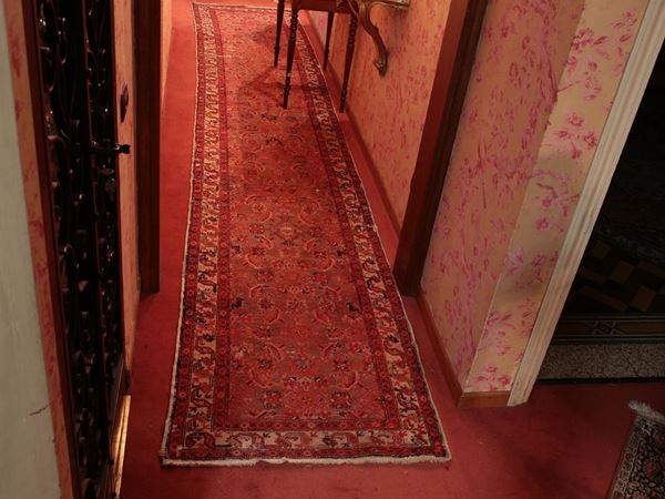 A persian long carpet  - Auction House Sale: Furniture and Paintings from Villa Roseto - Florence - I - I - Maison Bibelot - Casa d'Aste Firenze - Milano