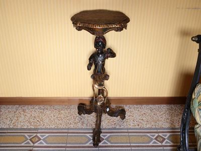 Gueridon in Legno Laccato e Dorato e Specchiera