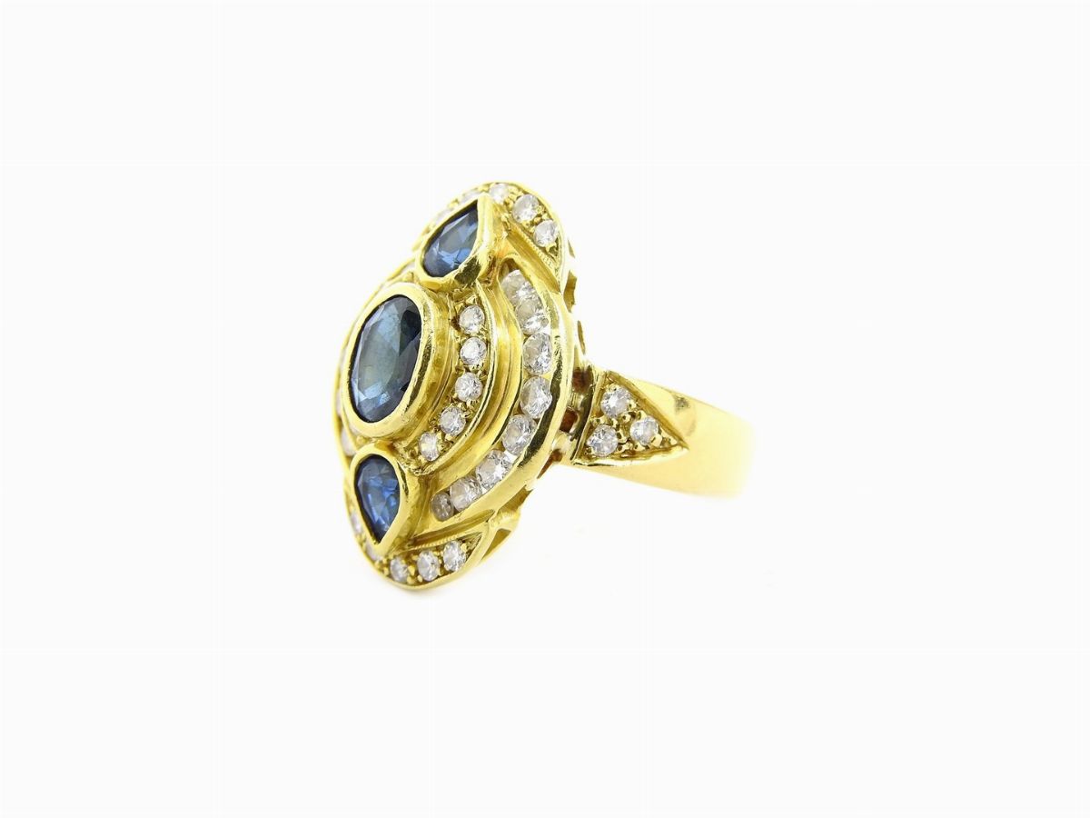 Anello in Oro Giallo con Diamanti e Zaffiri