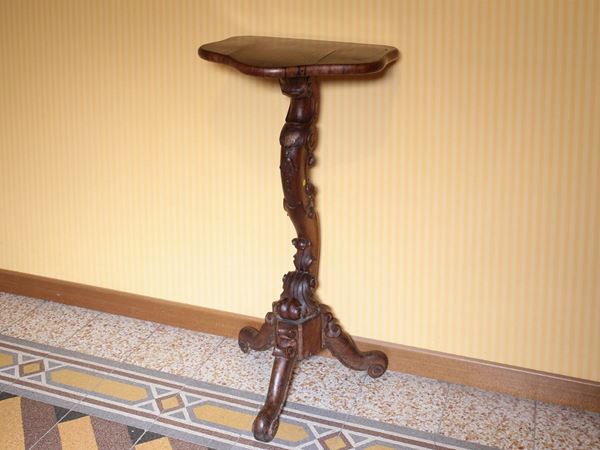 A walnut gueridon  (half of 18th century)  - Auction House Sale: Furniture and Paintings from Villa Roseto - Florence - I - I - Maison Bibelot - Casa d'Aste Firenze - Milano