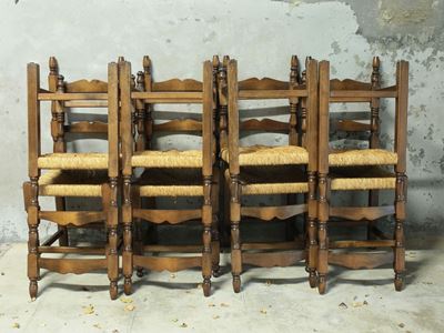 Serie di Otto Sedie Rustiche in Noce