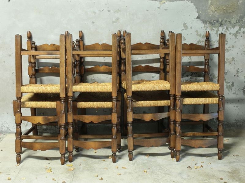 Serie di Otto Sedie Rustiche in Noce