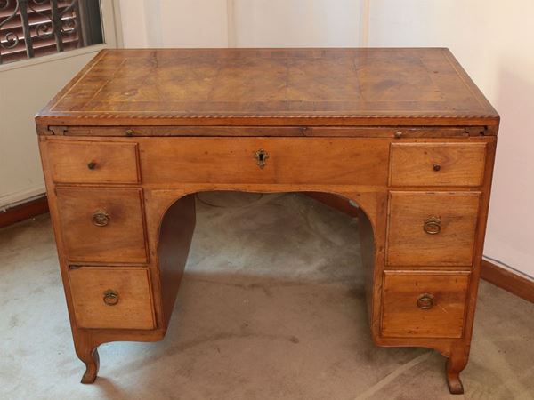A small walnut writing desk  (second half of 19th century)  - Auction House Sale: Furniture and Paintings from Villa Roseto - Florence - III - III - Maison Bibelot - Casa d'Aste Firenze - Milano