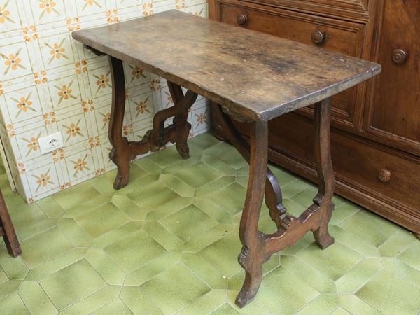 A small walnut "fratina" table  (17th century)  - Auction House Sale: Furniture and Paintings from Villa Roseto - Florence - I - I - Maison Bibelot - Casa d'Aste Firenze - Milano