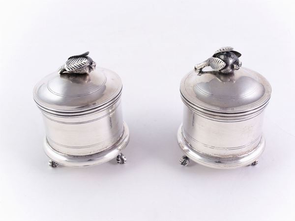 Coppia di flaconi spargisabbia in argento