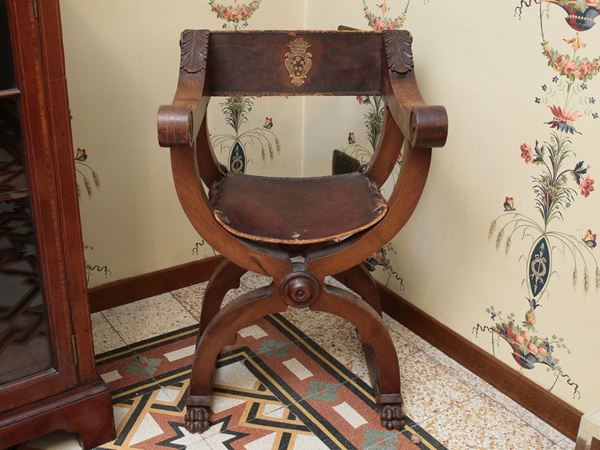 A small savonarola armchair  - Auction House Sale: Furniture and Paintings from Villa Roseto  - Florence - II - II - Maison Bibelot - Casa d'Aste Firenze - Milano