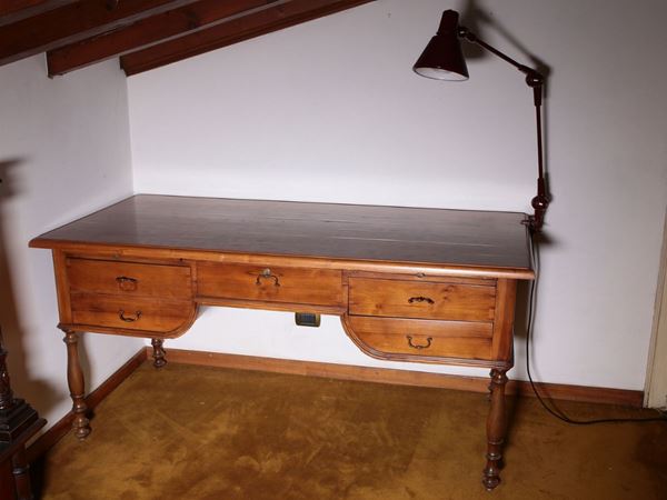 A walnut writing table  (20th century)  - Auction House Sale: Furniture and Paintings from Villa Roseto  - Florence - II - II - Maison Bibelot - Casa d'Aste Firenze - Milano