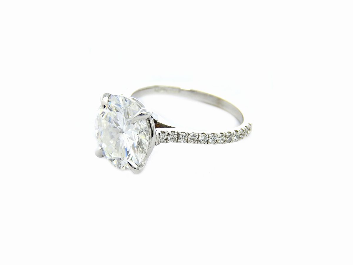 Anello Solitario in Oro Bianco e Diamanti