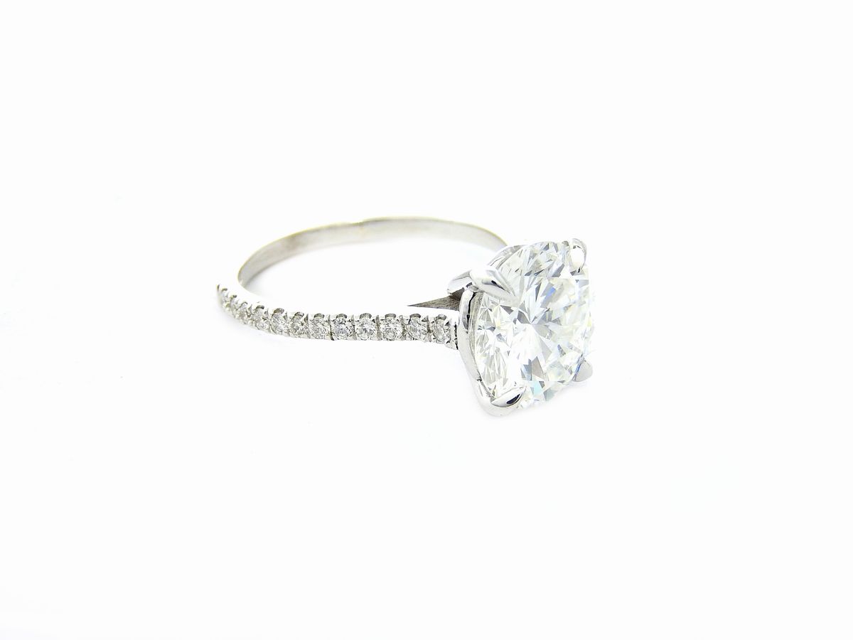 Anello Solitario in Oro Bianco e Diamanti